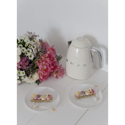 22. SMEG KLF04CREU electric kettle cream