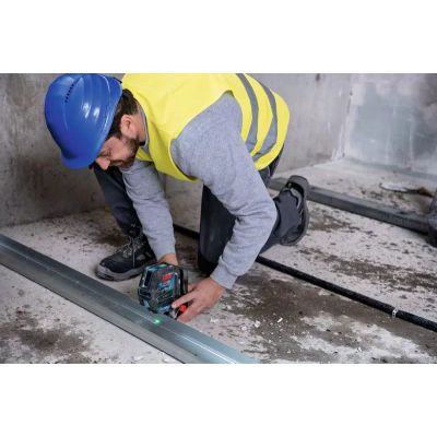 6. BOSCH GCL 2-50 G cross-point laser + tripod