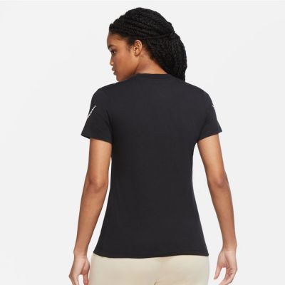 5. Nike Sportswear T-shirt W DN5856 010