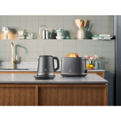 8. ELECTROLUX E7K1-6BP kettle