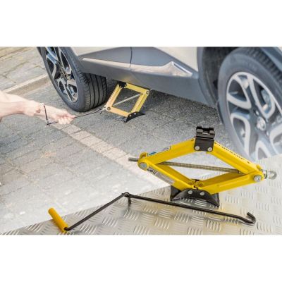 10. DUNLOP TRAPEZOIDAL CAR JACK 1500KG