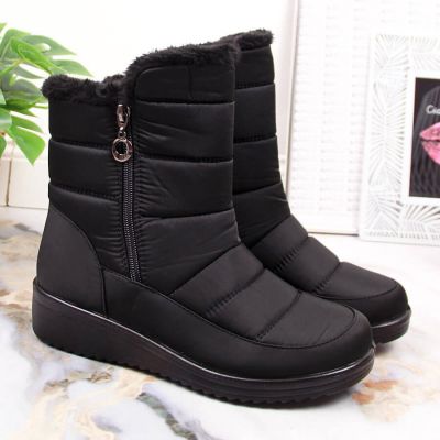 9. NEWS W EVE377A black insulated snow boots with zipper