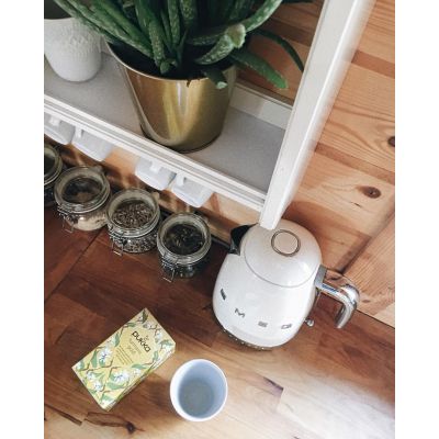37. SMEG KLF04CREU electric kettle cream