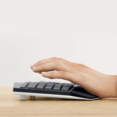 11. Logitech MK850 Performance Keyboard Mouse Included Universal RF Wireless + Bluetooth QWERTZ German Black