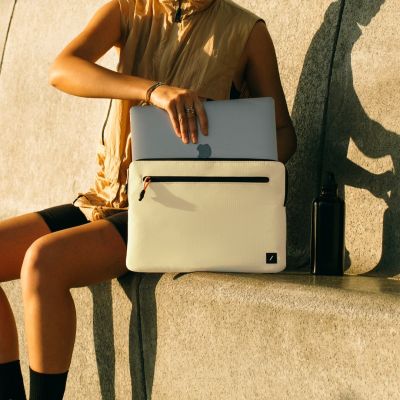 2. Native Union Ultralight Sleeve 35.6 cm (14") Pocket Case Sand