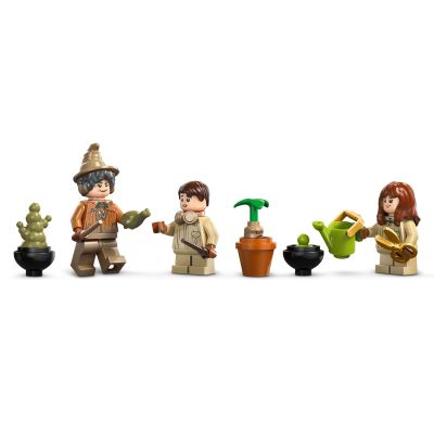 17. LEGO Harry Potter 76445 Hogwarts Castle: Herbology Class