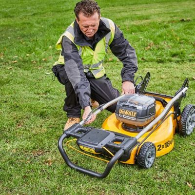 4. DeWalt DCMW564P2-QW Brushless Lawn Mower (480 mm)