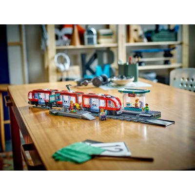 11. LEGO City 60423 City Tram with Station