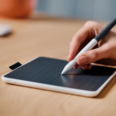 5. Wacom Intuos One Medium 216x135mm Graphics Tablet USB/Bluetooth Gray/White CTC6110WLW1B