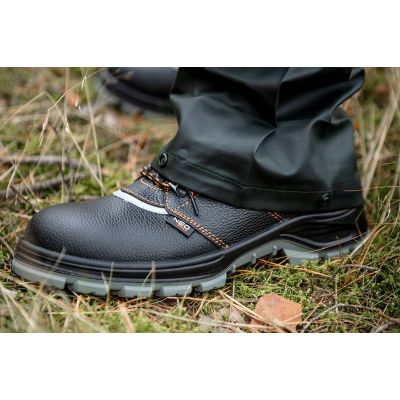 5. NEO tools 82-010 safety shoes