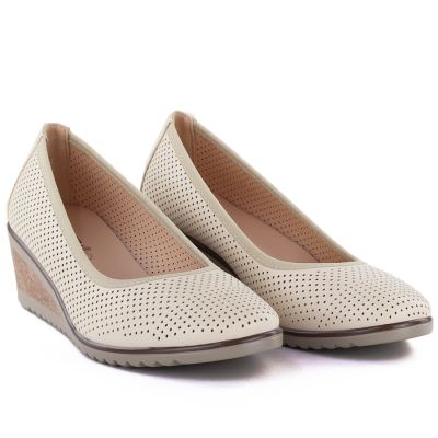 3. Women's openwork wedge pumps, beige, Vinceza 58629
