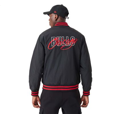 2. New Era NBA Chicago Bulls Script Bomber Jacket - 60332203