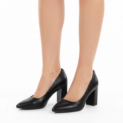 13. Black pumps with pointed toe, black Sergio Leone PB216