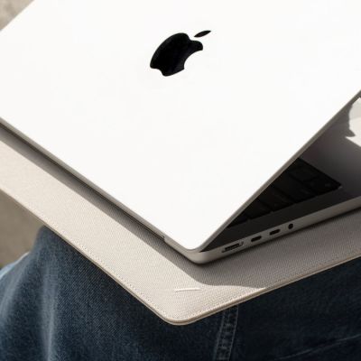 3. Native Union Stow Slim 35.6 cm (14") Pocket Case White