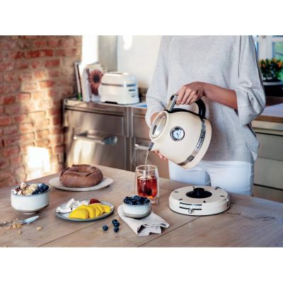 5. KitchenAid 5KEK1522EAC Electric Kettle