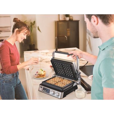 8. BRAUN MultiGrill 7 Contact Grill CG 7044 with grill, frying and waffle plates