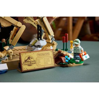 21. LEGO Jurassic World 77985 - Dinosaur Skeletons: Triceratops