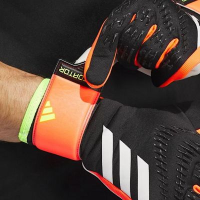 5. ADIDAS PRED GL LGE IN1600 GOALKEEPER GLOVES SIZE 5
