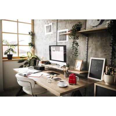 18. SMEG Kettle (KLF05RDEU) mini 0.8L red