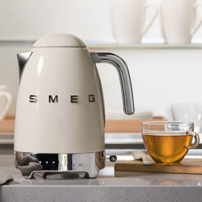42. SMEG KLF04CREU electric kettle cream