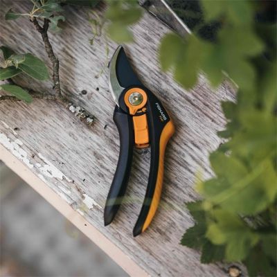 3. Fiskars Plus SmartFit P541 Bypass Garden Shears Black, Orange