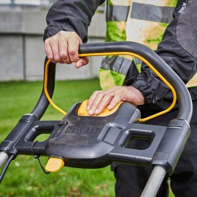 7. DeWalt DCMW564P2-QW Brushless Lawn Mower (480 mm)