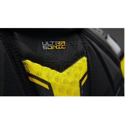 7. Bauer Ultrasonic Int M 1058491 hockey shoulder pads