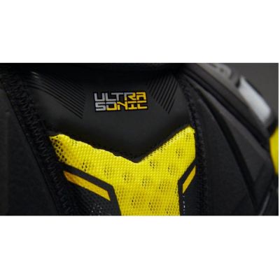 7. Bauer Ultrasonic Int M 1058491 hockey shoulder pads