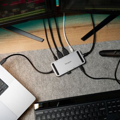 3. Targus DOCK429GL Wired USB4 Docking Station Silver