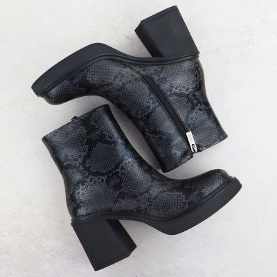 11. Women's leather ankle boots with a snake print heel, black Goe SS2N4152