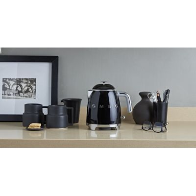 47. SMEG mini kettle 0.8L black Schwarz (KLF05BLEU)