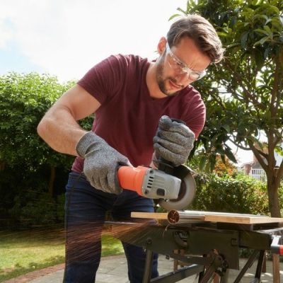 4. Black & Decker BEG010 Angle Grinder 11.5 cm 12000 RPM 710 W 1.7 g