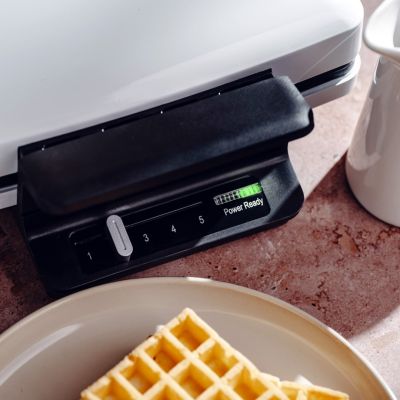 5. ADLER AD 3085 waffle maker