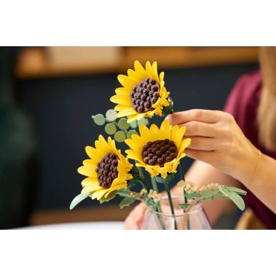 7. LEGO Botanical Collection 11502 - Sunflower Bouquet