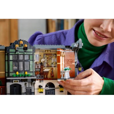 15. LEGO ICONS 10351 Sherlock Holmes: Book nook