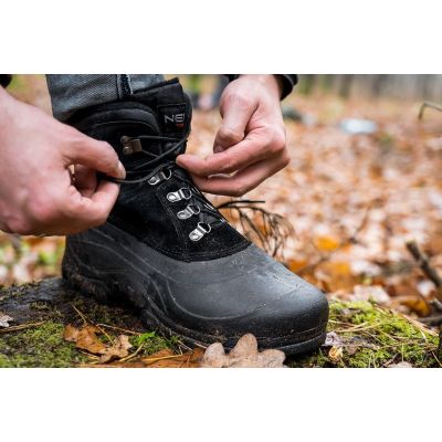2. Men's snow boots, size 43