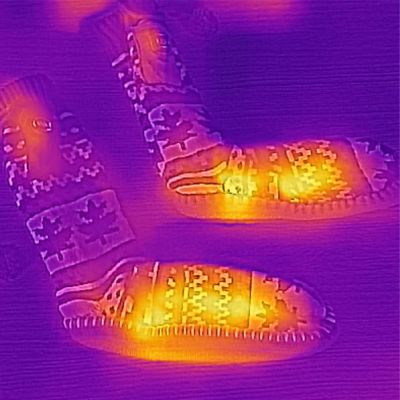8. GLOVII HEATED SLIPPERS WITH SOCKS, SIZE 40-44, NORWEGIAN PATTERN, BATTERIES AND CHARGING CABLE INCLUDED, GQ5L