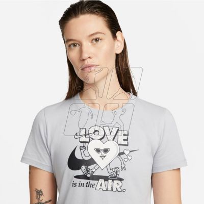 6. Nike Sportswear W DN5878 063 T-shirt