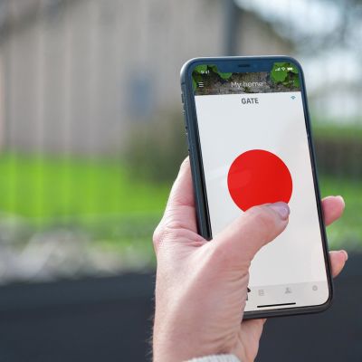 8. Yale Smart Garage Controller 1x Smart Opener, 1x Door Position Sensor, 1x Magnet, 2x Additional Cable, 2x Installation Tape