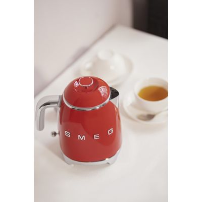10. SMEG Kettle (KLF05RDEU) mini 0.8L red