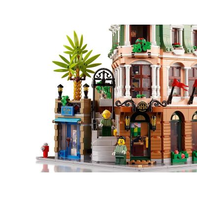 4. LEGO Creator Expert 10297 Boutique Hotel