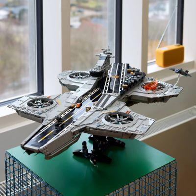 16. LEGO Marvel Super Heroes 76354 - SHIELD Helicarrier