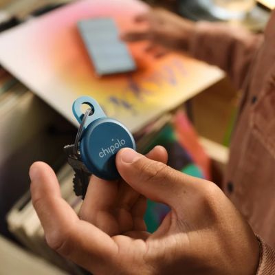 4. Chipolo Navy LOOP Locator