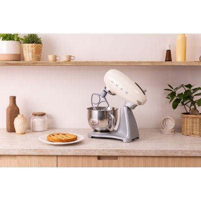 15. SMEG SMF04CREU Kitchen Machine