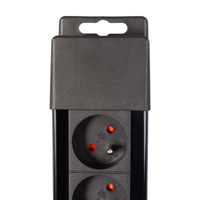 11. MACLEAN 8-OUTLET POWER STRIP WITH 1 SWITCH MCE11