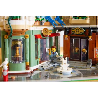 18. LEGO Icons 11371 - Shopping Street