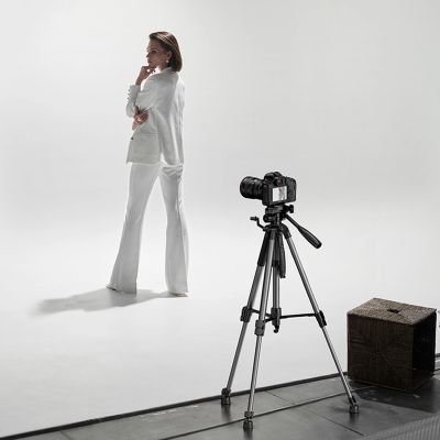 8. Professional Ugreen LP661 tripod for smartphones and cameras - black and gray