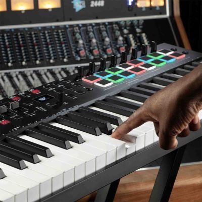 7. M-AUDIO Oxygen PRO 49 - Keyboard Controller