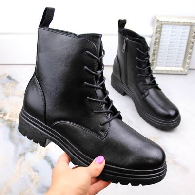 2. Vinceza W JAN238A insulated ankle boots, black