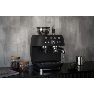 19. Smeg EGF03BLMEU coffee machine Manual espresso machine 2.4 l